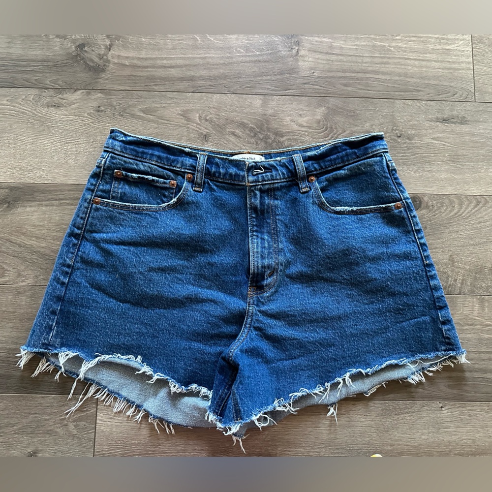 Abercrombie & Fitch 90’s Relaxed Cutoff Short High Rise